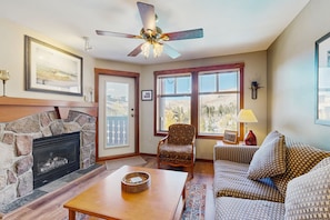 Télévision, cheminée, baby-foot, livres