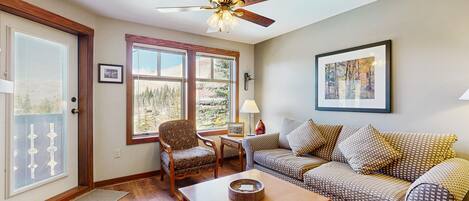 Televisie, een open haard, tafelvoetbal en boeken