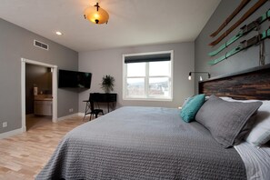 2 bedrooms, free WiFi, bed sheets - Modern Downtown Durango Luxury Condo | 1 Block to Main Street | Balcony (Durango)