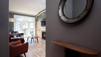 Smart TV, fireplace