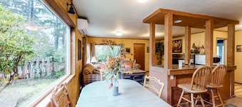 Dog-friendly, mid-century home w/hot tub close to beach