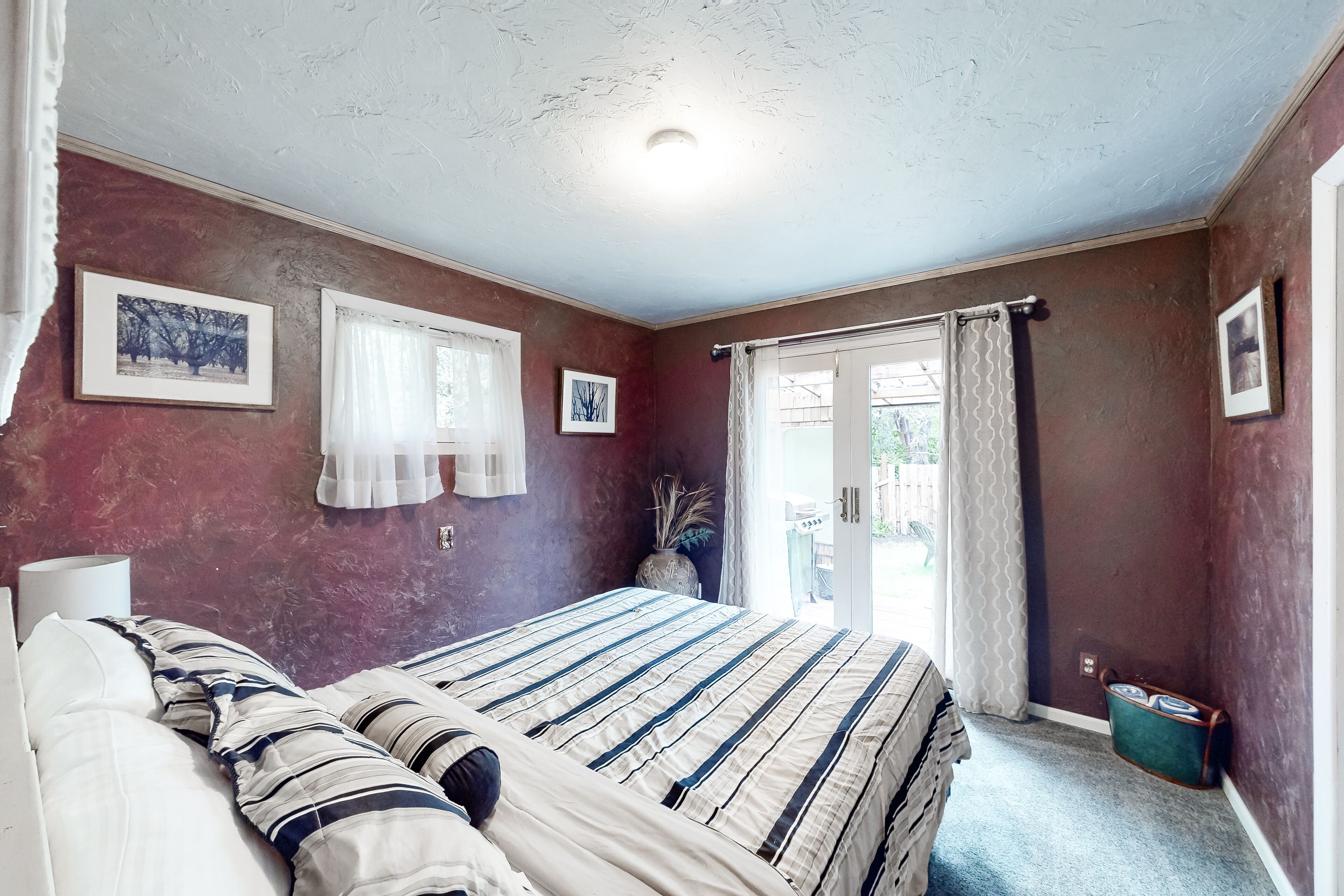 2 bedrooms, internet, bed sheets