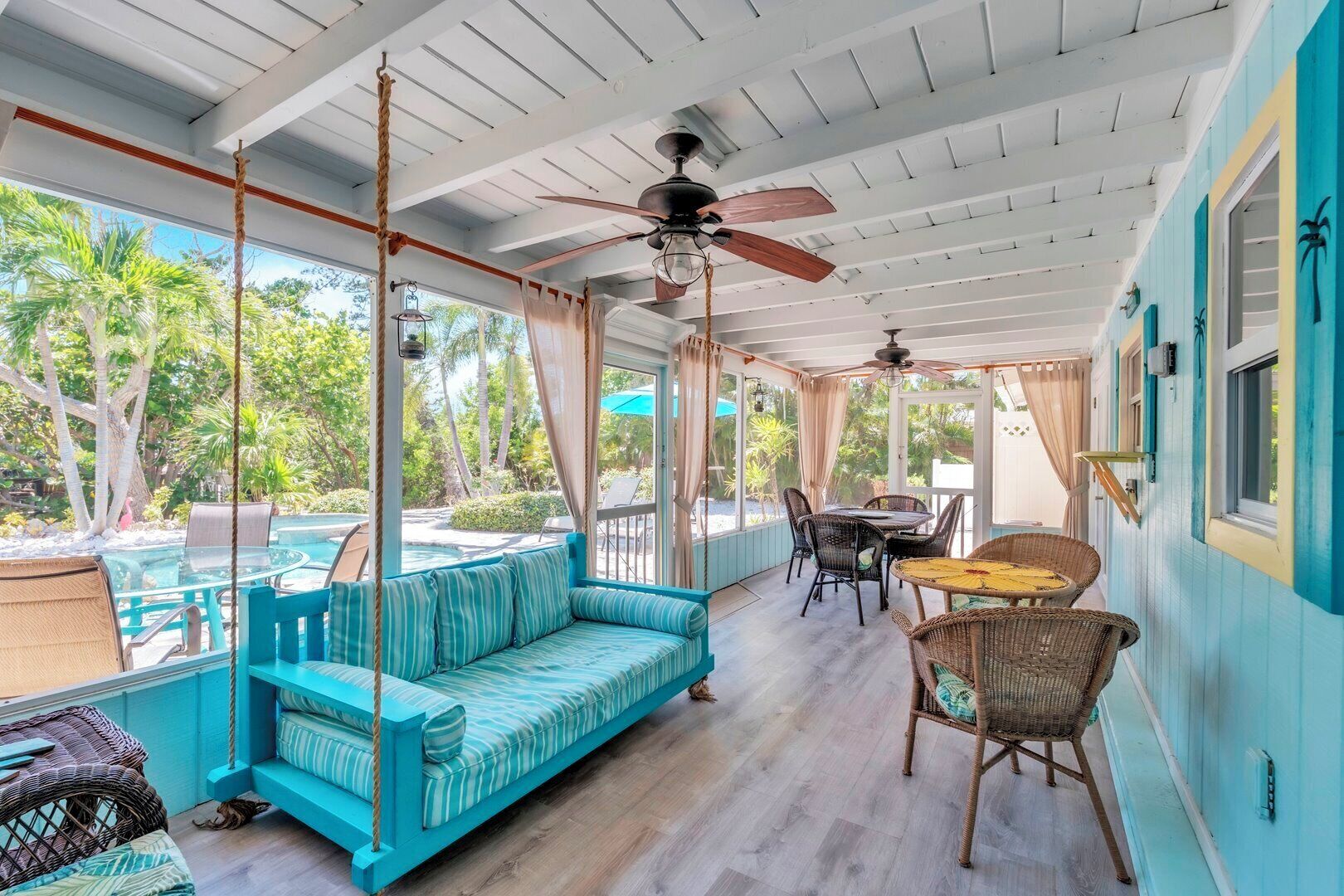 屋外ダイニングエリア