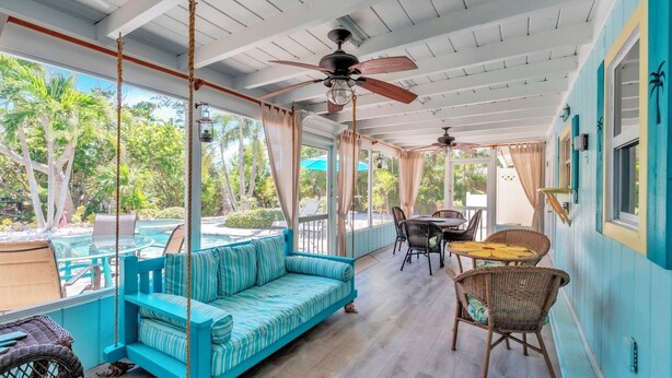Outdoor dining - Manatee Manor by Duncan Real Estate (Anna Maria)