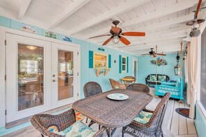Outdoor dining - Manatee Manor by Duncan Real Estate (Anna Maria)