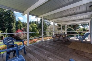 Outdoor dining - Parker Creek Cabin - Dog & Beachcomber's Paradise! (Trinidad)