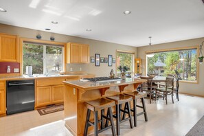 Fridge, microwave, oven, stovetop - Sophisticated home with a private hot tub, pool table, bikes & SHARC Passes (Sunriver)