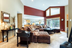 TV, fireplace, DVD player, ping pong - Sophisticated home with a private hot tub, pool table, bikes & SHARC Passes (Sunriver)