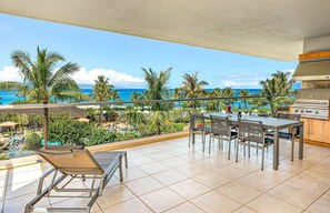 Outdoor dining - Maui Resort Rentals: Honua Kai Konea 402 – Direct Ocean Front 3BR w/ B.B.Q on Wrap Around Balcony (Lahaina)