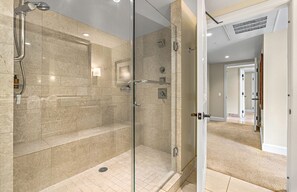 Badewanne, Haartrockner, Handtücher