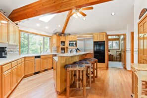 Kylskåp, mikrovågsugn, ugn och spishäll