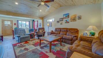 Televisión, chimenea, reproductor de DVD