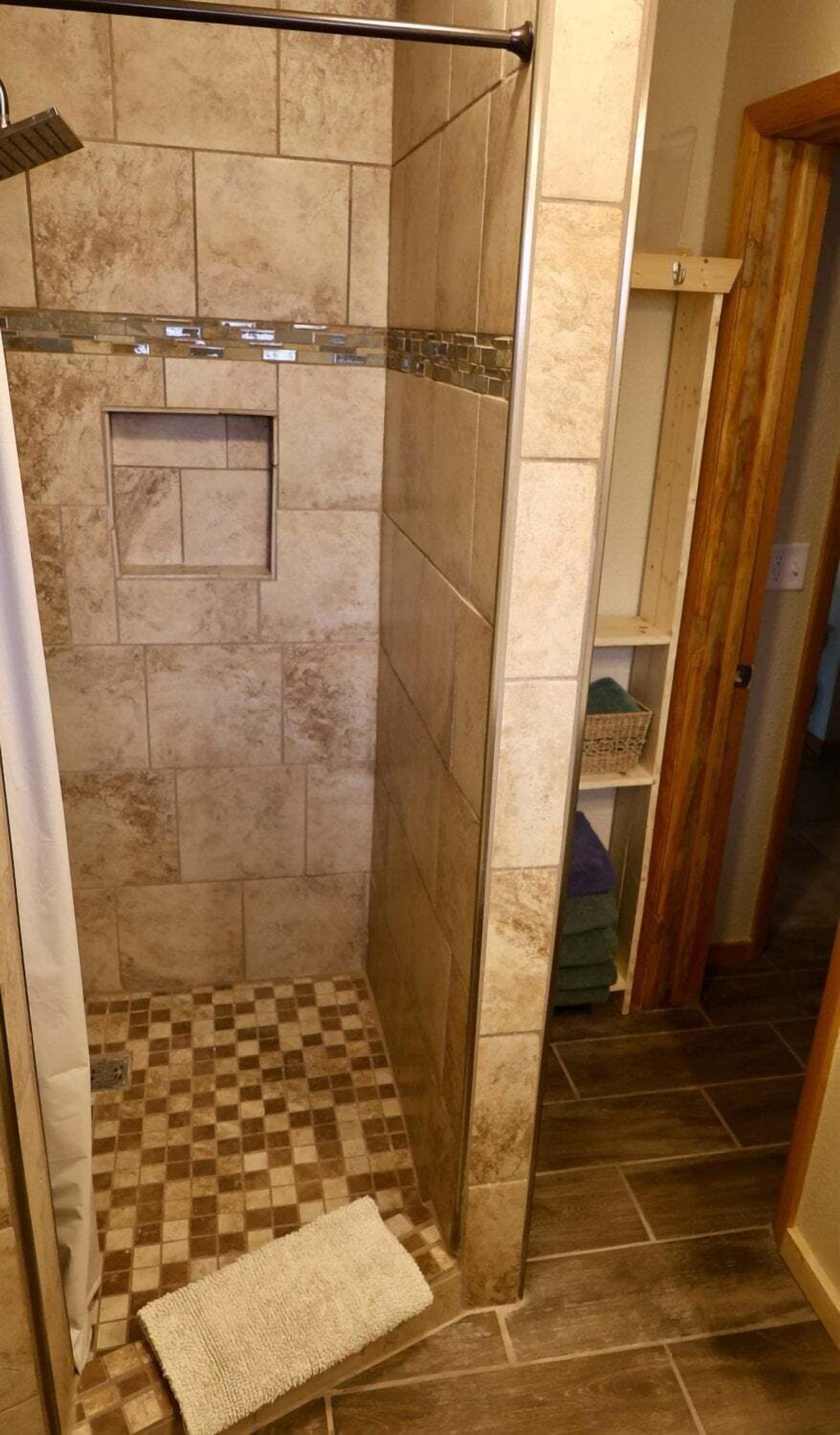 Regadera, secadora de cabello, toallas, papel de baño 