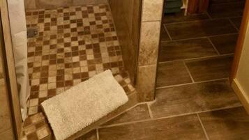 Regadera, secadora de cabello, toallas, papel de baño