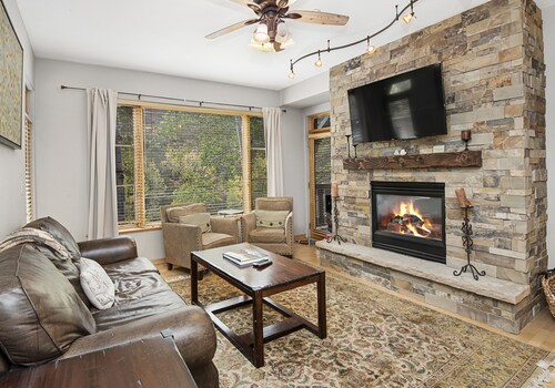 Aspenwood Lodge In Arrowhead, short walk to the Ski Lift, free garage parking!!