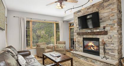 Aspenwood Lodge In Arrowhead, short walk to the Ski Lift, free garage parking!!