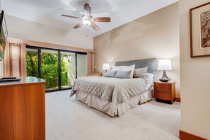 2 soveværelser, pengeskab på værelset, skrivebord, strygejern/strygebræt