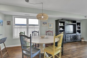 Dining - Wallace-A wonderful vacation awaits you in this spacious oceanfront townhouse (Wrightsville Beach)