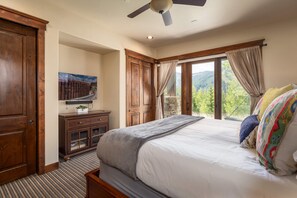 6 slaapkamers, een bureau, een strijkplank/strijkijzer, reisbedje