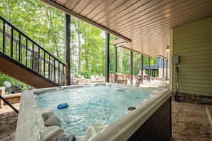 Outdoor spa tub
