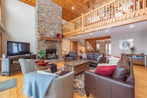 Älytelevisio, takka, DVD-soitin, pöytäjalkapallopöytä