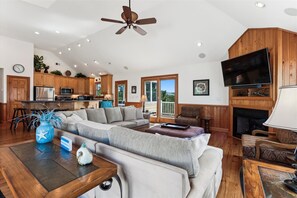 TV, peis, DVD-spiller og stereoanlegg