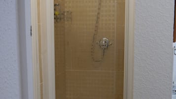 Quarto casal standard | Banheiro | Produtos de toalete grátis, secador de cabelo, toalhas de banho