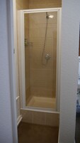 Standaard tweepersoonskamer | Badkamer | Gratis toiletartikelen, een haardroger, handdoeken, zeep