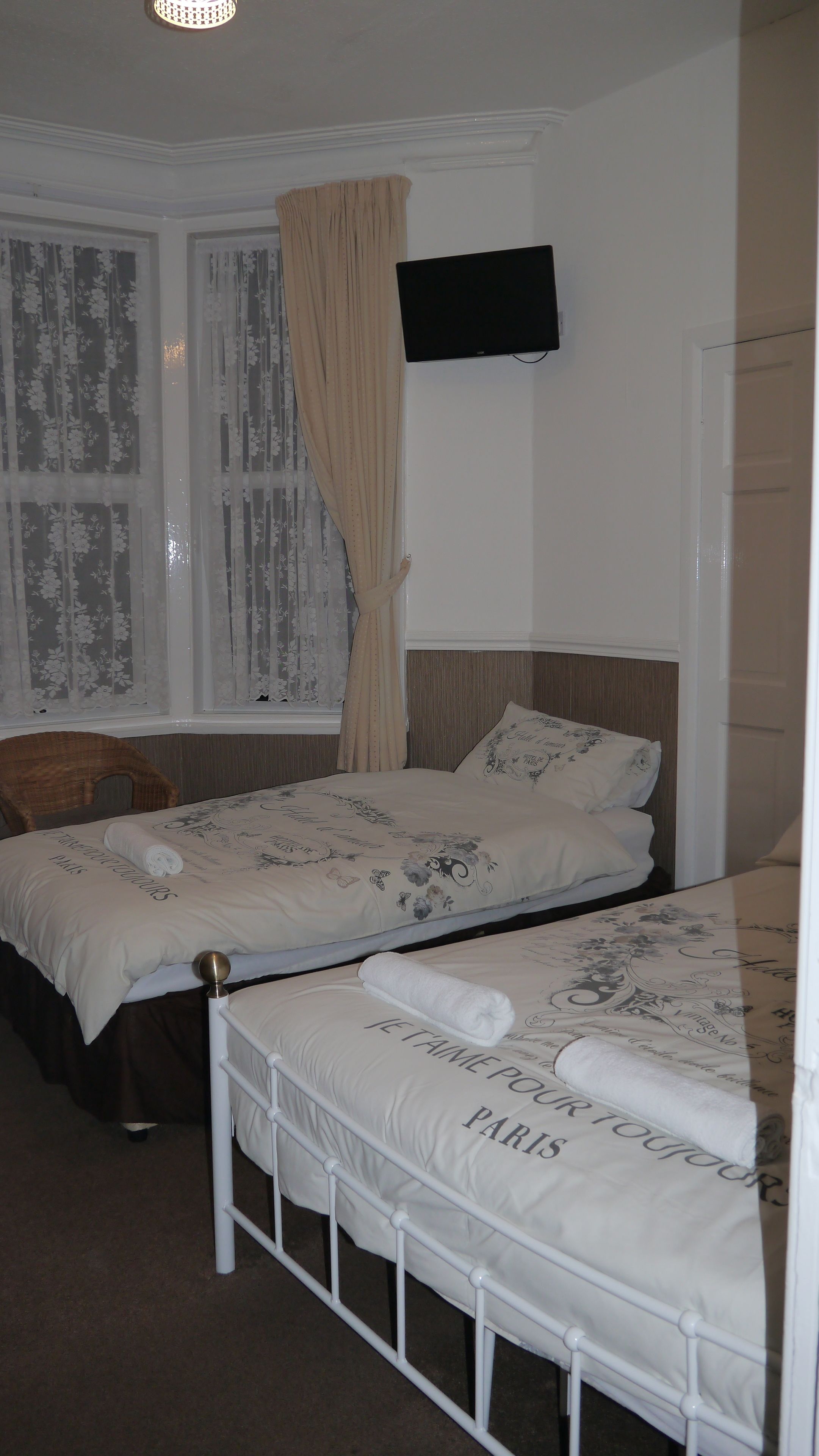 Driepersoonskamer | Individueel gedecoreerd, individueel gemeubileerd