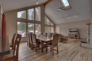 Dining - Bitter Brush- Luxury 4BR Hot Tub- Pool Table- Ski Shuttle- Pet Friendly (Truckee)
