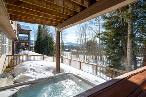 Bañera de hidromasaje al aire libre