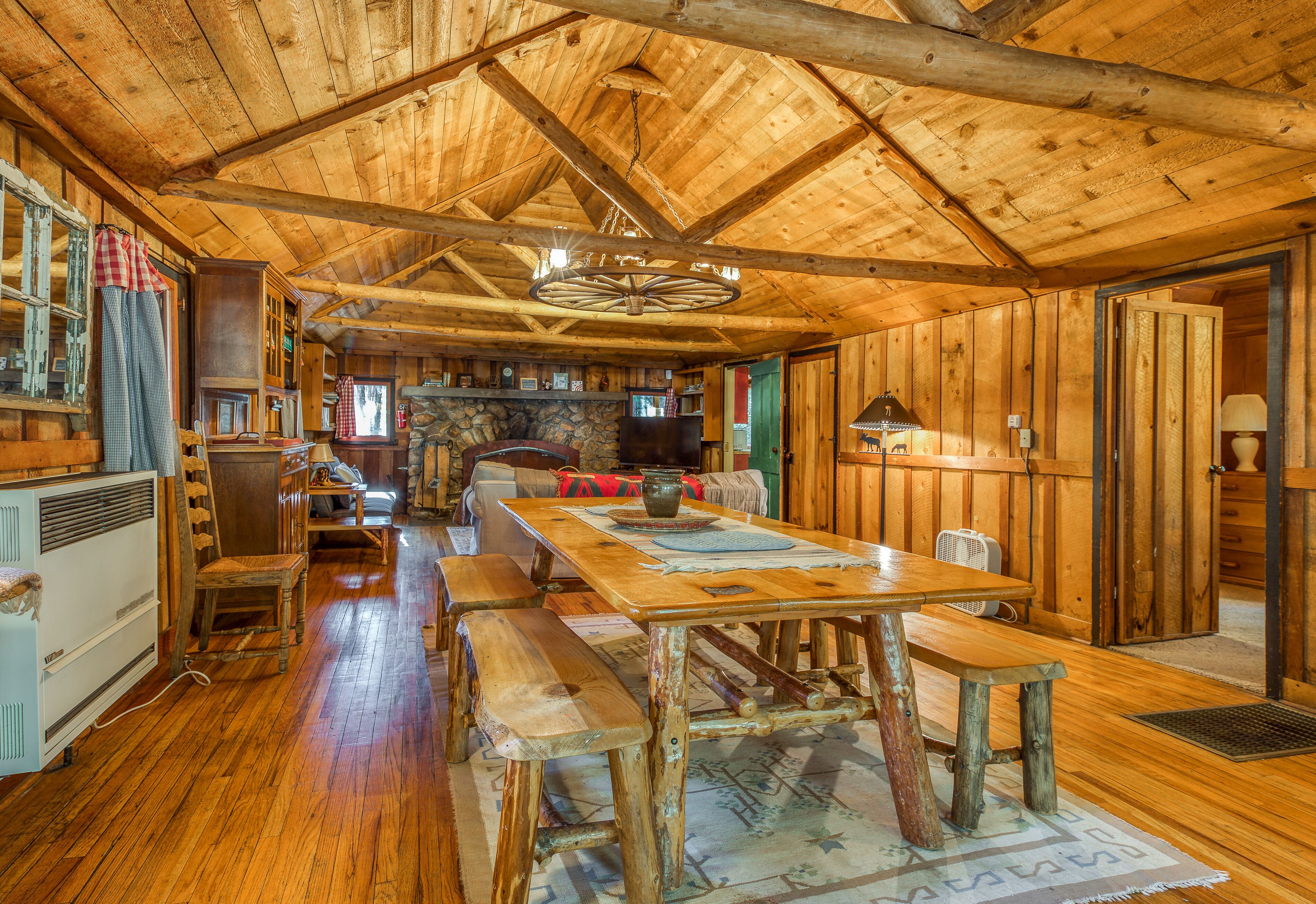Dog-friendly cabin on Strawberry Creek & near town with deck & fireplace