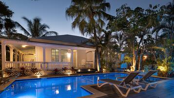 Een verwarmd zwembad