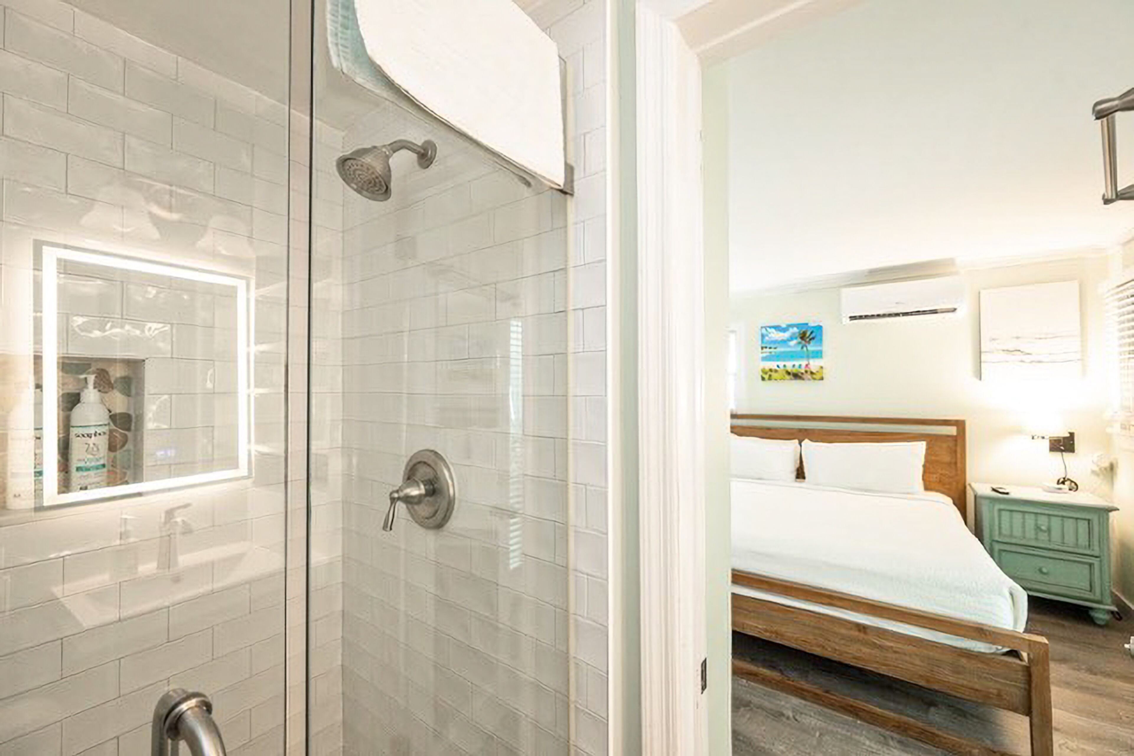 Een haardroger, handdoeken