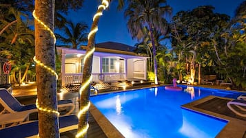 Een verwarmd zwembad