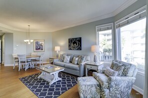 Smart TV, DVD player - 1305 SeaCrest -3rd Floor OCEANVIEW (Hilton Head Island)