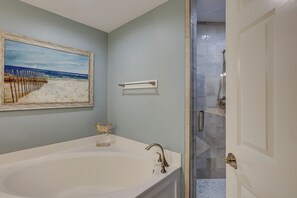Bathtub, hair dryer, towels - 1305 SeaCrest -3rd Floor OCEANVIEW (Hilton Head Island)