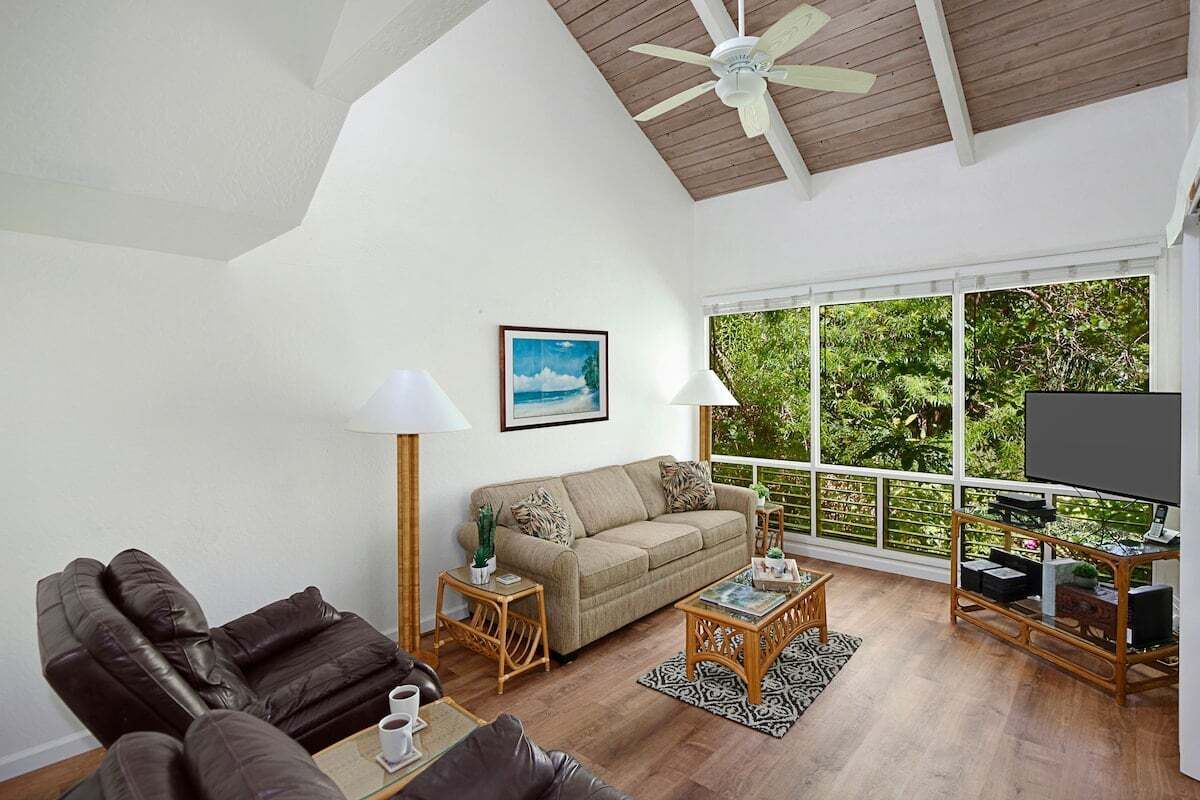 Télévision à écran plat, lecteur de DVD, chaîne hi-fi