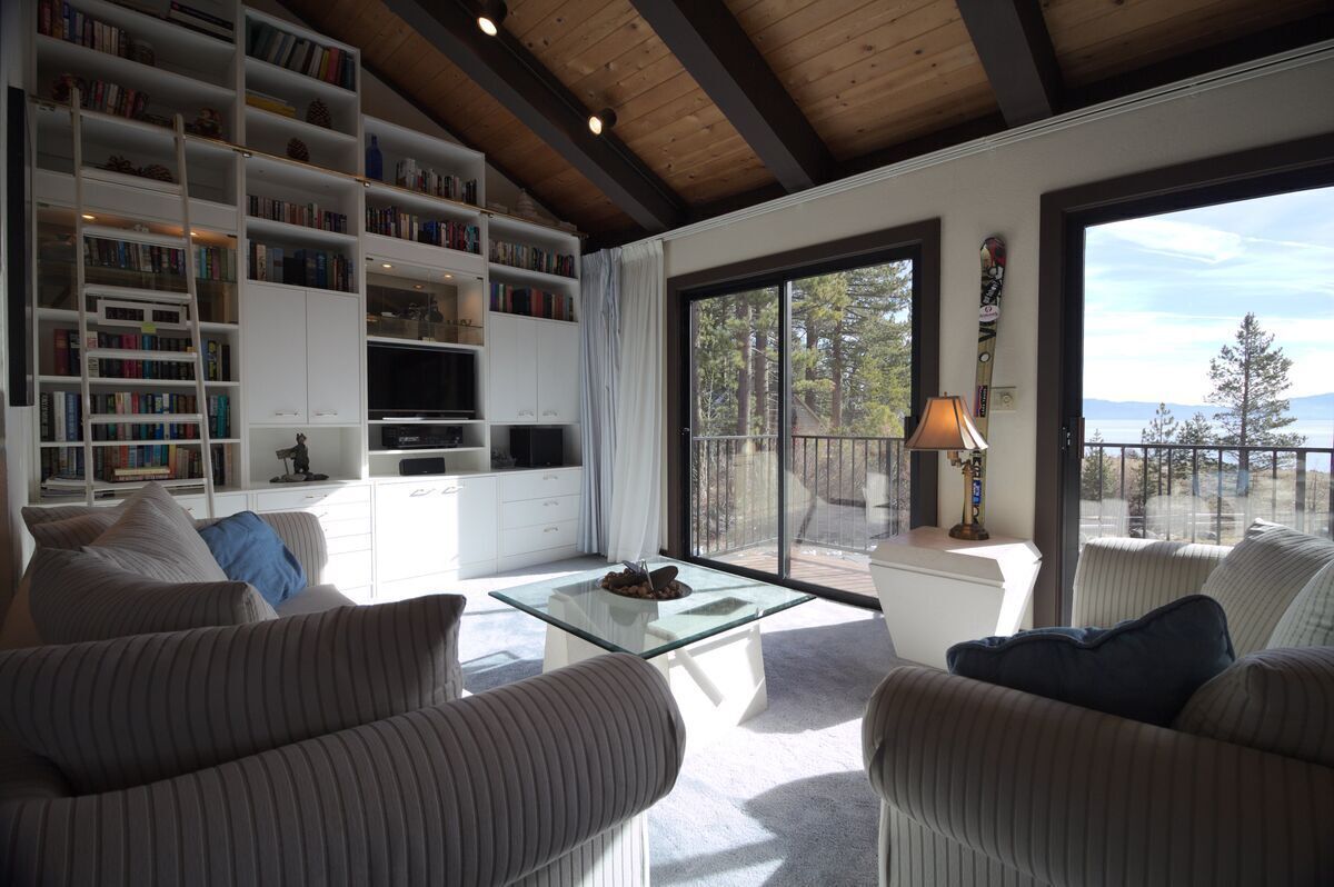 Castaway Chalet is a lovely St Francis Lake view townhome with HOA amenities