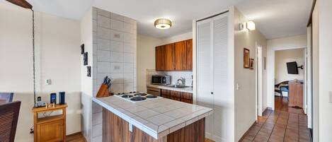 Fridge, microwave, oven, coffee/tea maker