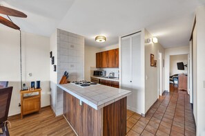 Fridge, microwave, oven, coffee/tea maker - Cozy Condo Located in the Heart of Kihei (Kihei)