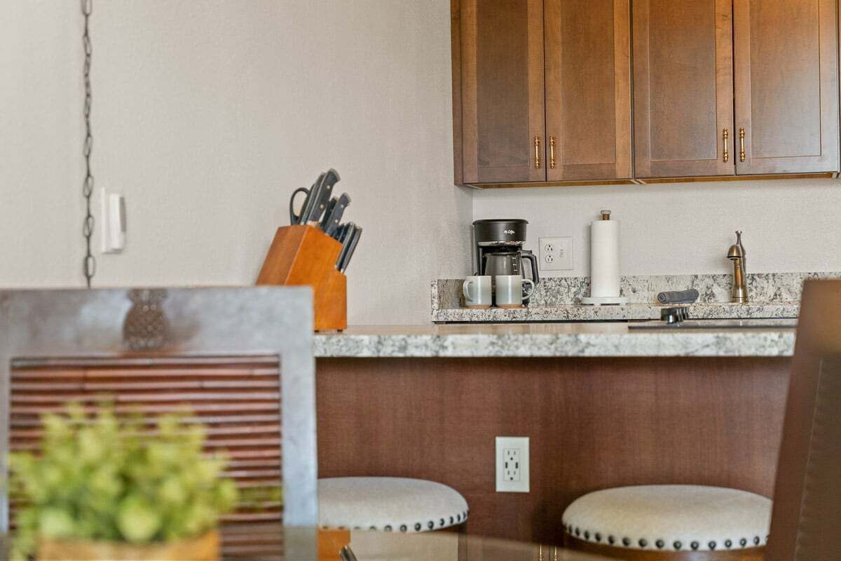 Wasserkocher mit Kaffee-/Teezubehör, Kühlschrank, Mikrowelle, Ofen