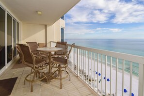 Outdoor dining - Warm, welcoming beachfront condo w/private balcony! ☀️ (Destin)