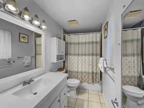 Combined shower/bathtub, hair dryer, towels