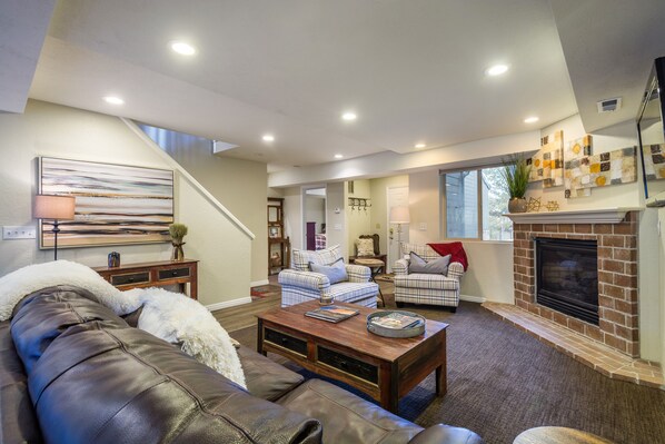 TV, fireplace