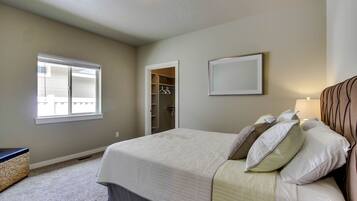 3 bedrooms, iron/ironing board, internet, bed sheets