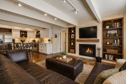 Walk Everywhere! Deluxe Downtown Condo w/ Hot Tub