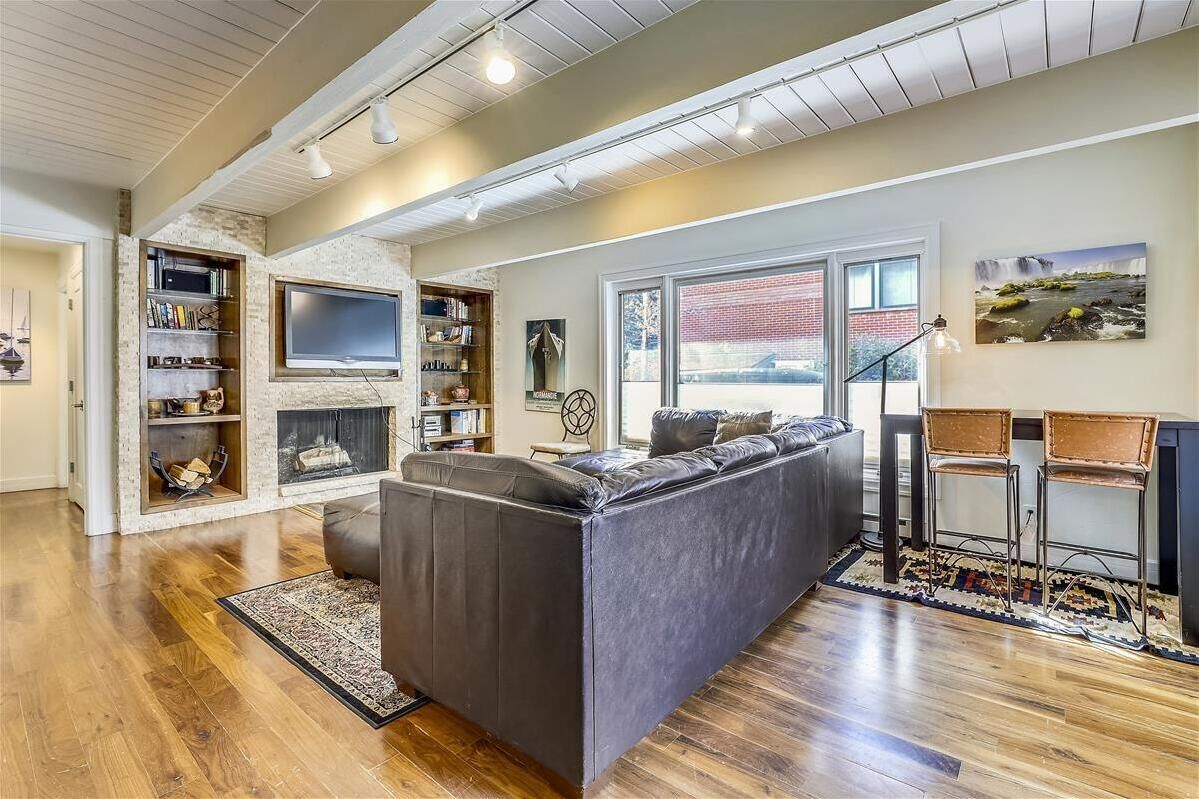 Télévision, cheminée, lecteur de DVD