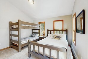 3 bedrooms, free Internet, bed sheets