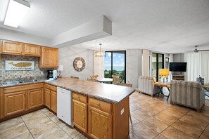 Refrigerador, microondas, lavavajillas y cafetera y tetera 